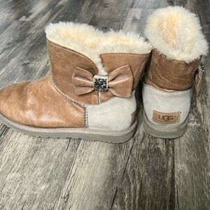 UGG Australia Boots tan with bow size 6